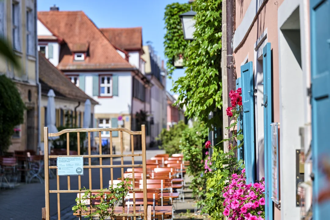 Blick auf Theaterstraße mit Bestuhlung