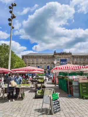 Blick auf den Erlanger Wochenmarkt
